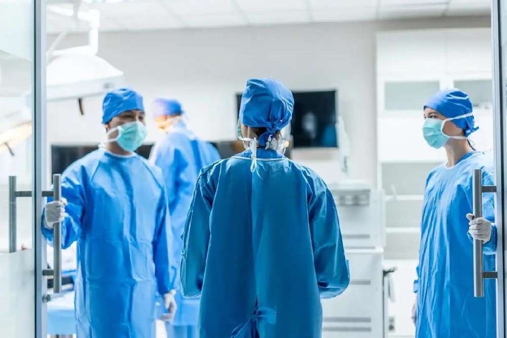 Казахстанец пережил четыре остановки сердца во время операции